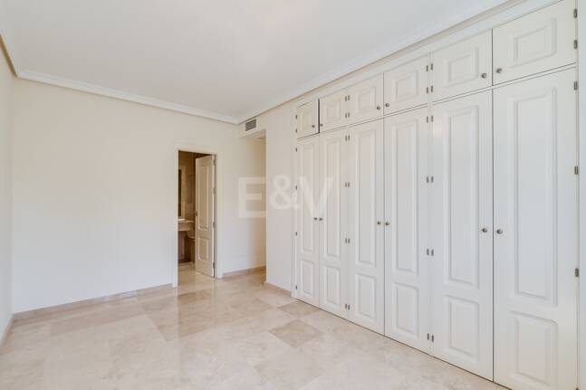 Lägenhet med stor terrass, steg från stranden och Puerto Banus