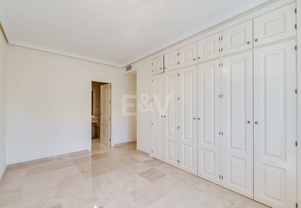 Lägenhet med stor terrass, steg från stranden och Puerto Banus