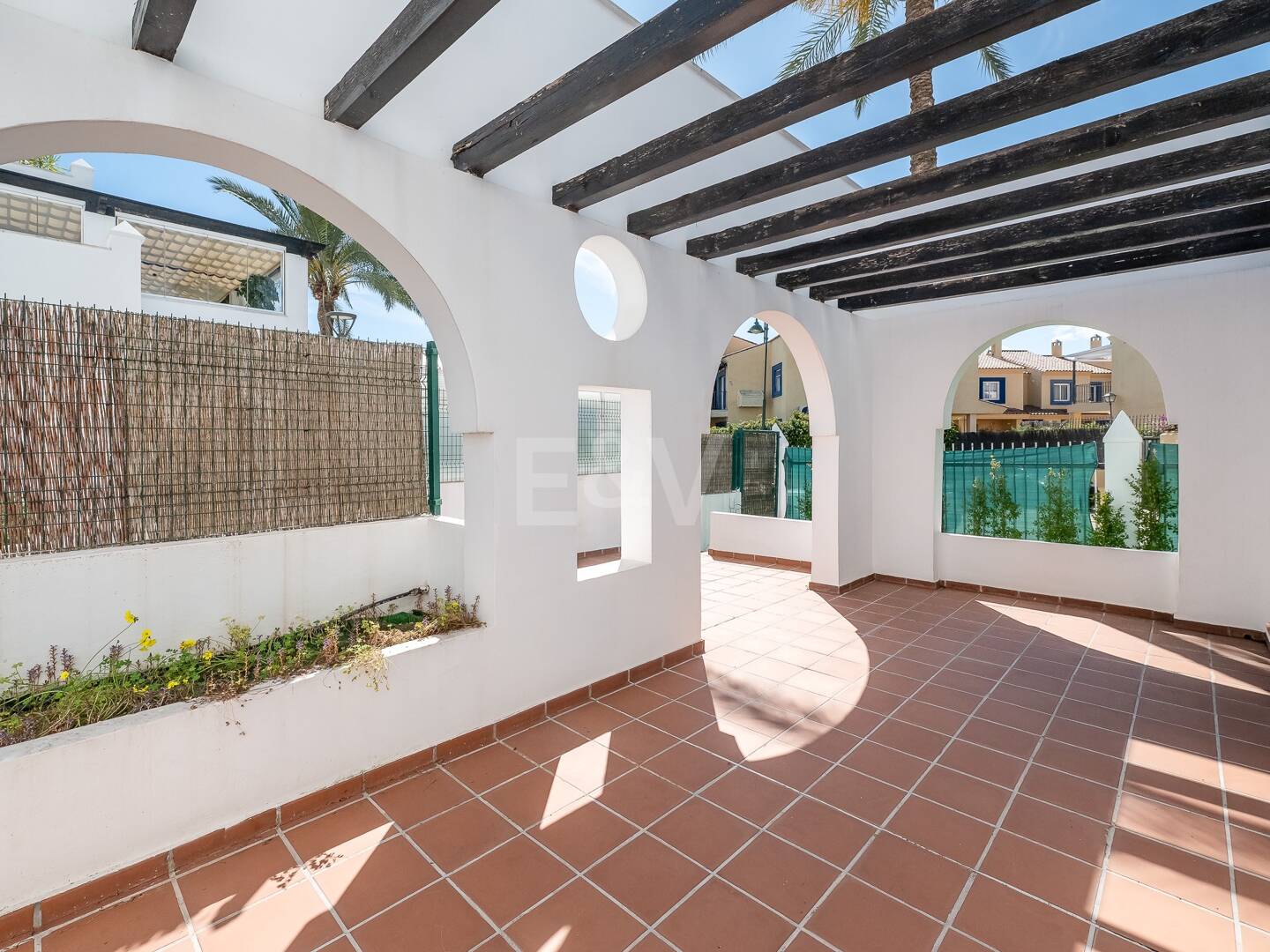 Lägenhet med stor terrass, steg från stranden och Puerto Banus