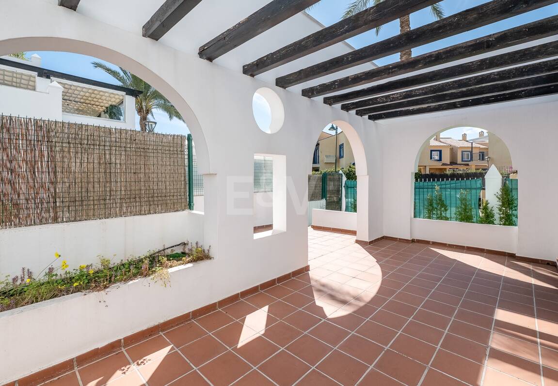 Lägenhet med stor terrass, steg från stranden och Puerto Banus