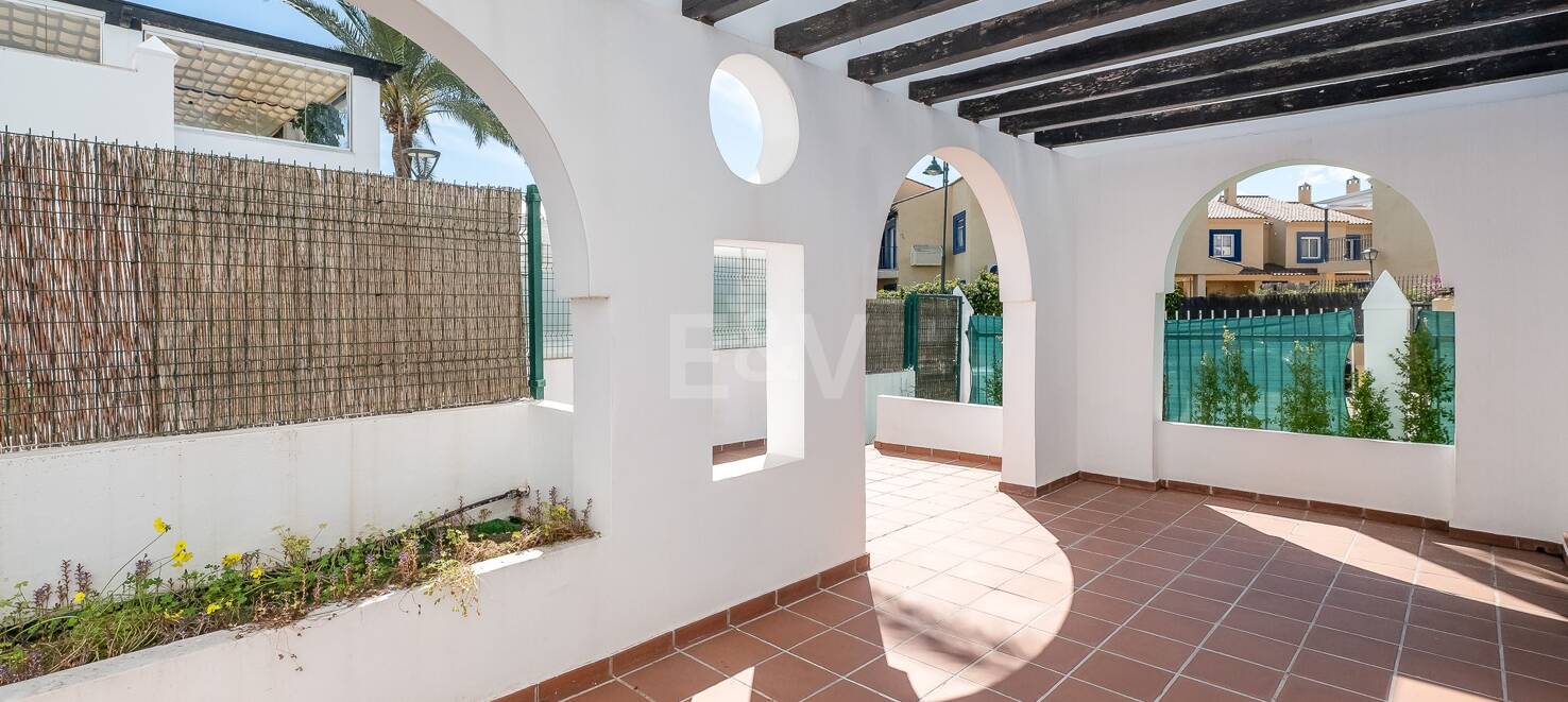Lägenhet med stor terrass, steg från stranden och Puerto Banus