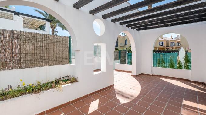 Apartament z dużym tarasem, kroki od plaży i Puerto Banus