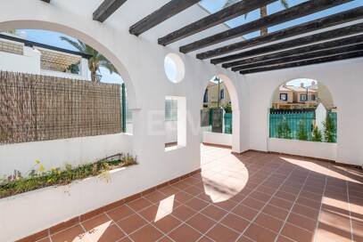 Lägenhet med stor terrass, steg från stranden och Puerto Banus