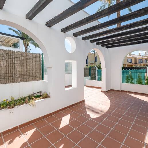 Lägenhet med stor terrass, steg från stranden och Puerto Banus