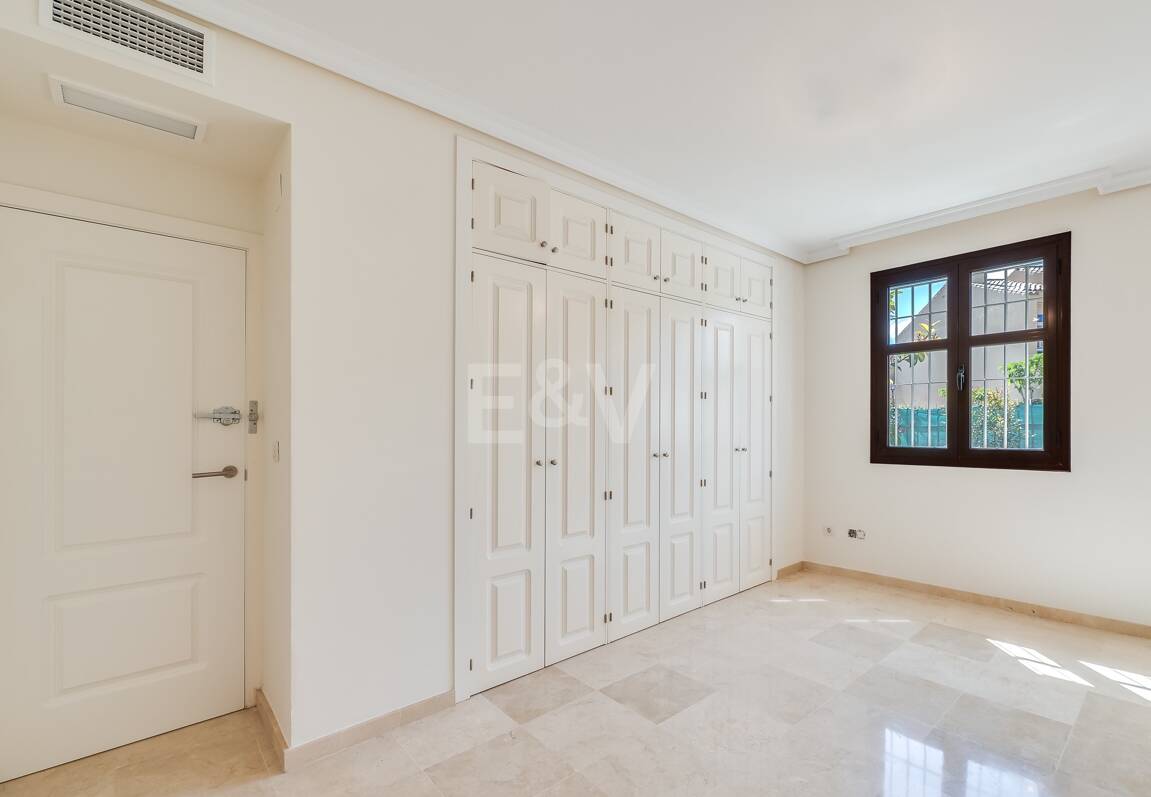 Lägenhet med stor terrass, steg från stranden och Puerto Banus