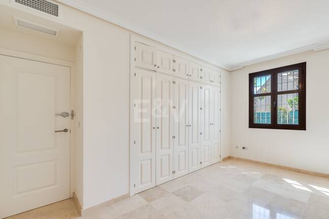 Lägenhet med stor terrass, steg från stranden och Puerto Banus