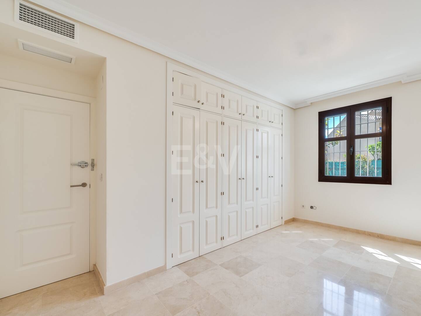 Lägenhet med stor terrass, steg från stranden och Puerto Banus