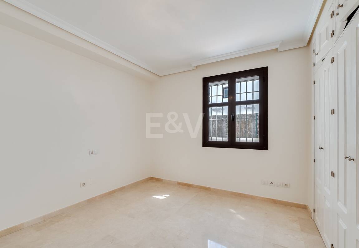 Lägenhet med stor terrass, steg från stranden och Puerto Banus