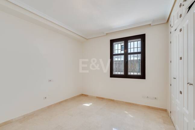 Lägenhet med stor terrass, steg från stranden och Puerto Banus