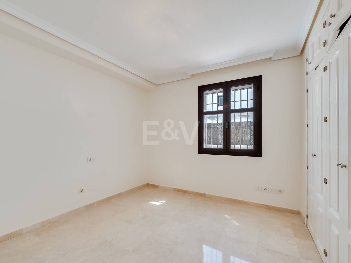 Lägenhet med stor terrass, steg från stranden och Puerto Banus