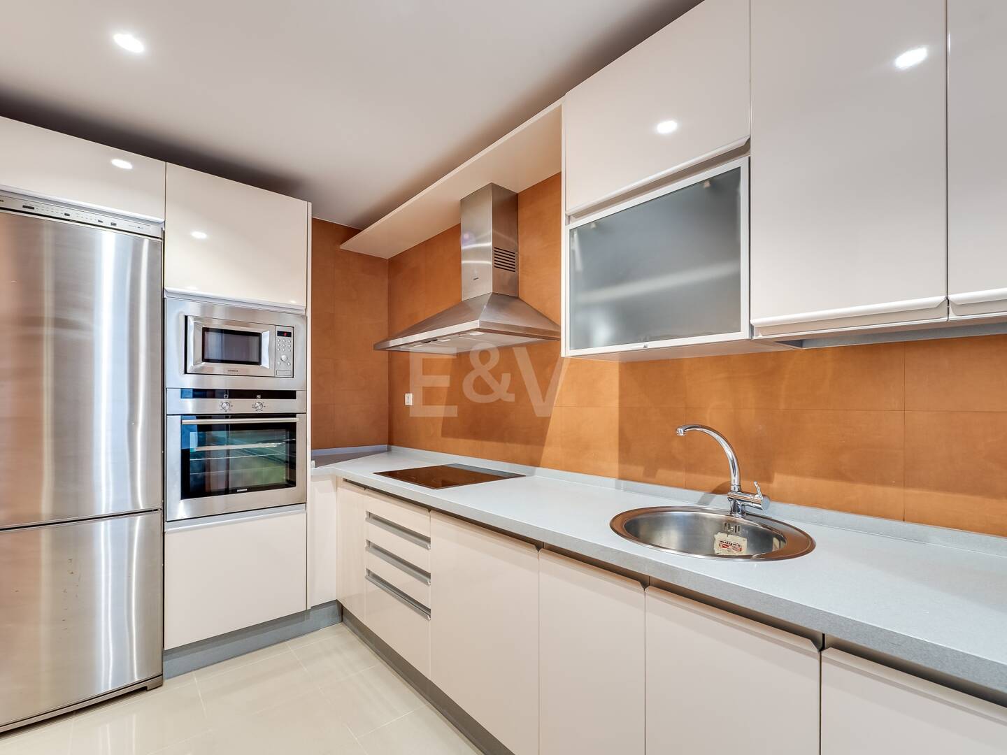 Bajo con Gran Terraza a Pasos de la Playa y Puerto Banús