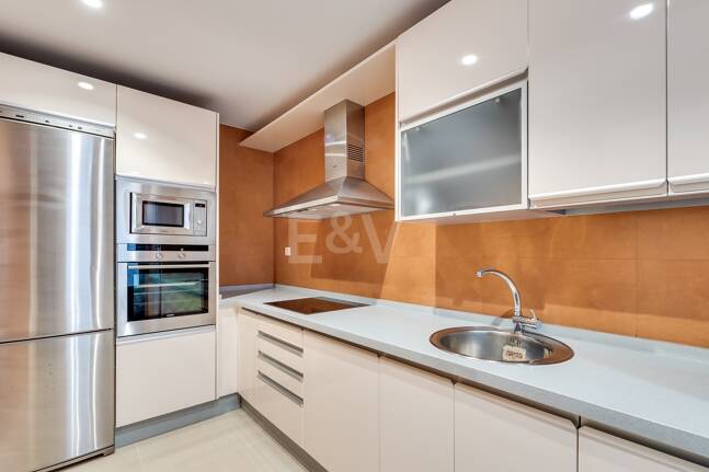 Lägenhet med stor terrass, steg från stranden och Puerto Banus