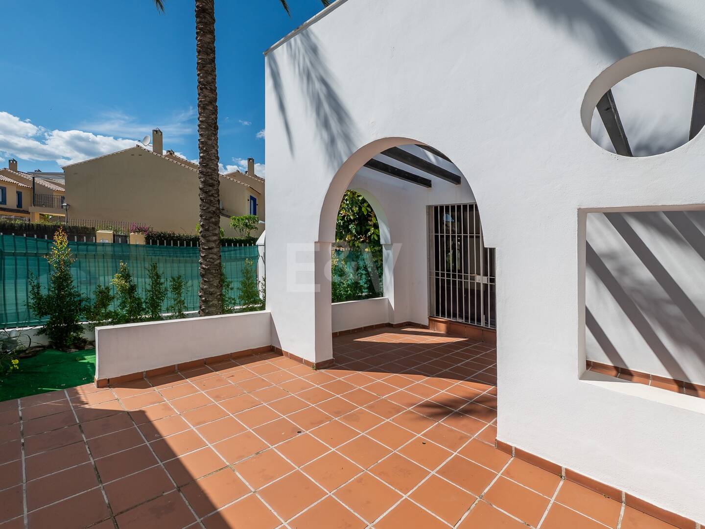 Lägenhet med stor terrass, steg från stranden och Puerto Banus