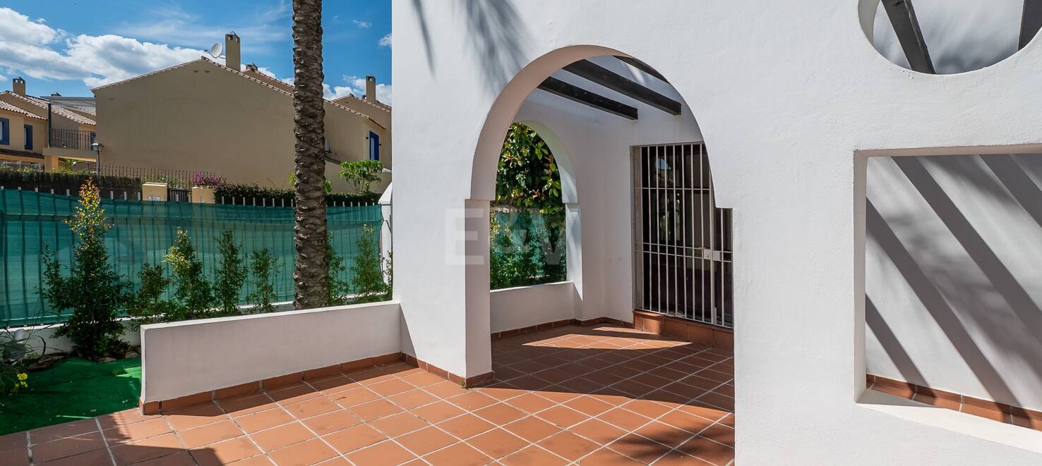 Lägenhet med stor terrass, steg från stranden och Puerto Banus