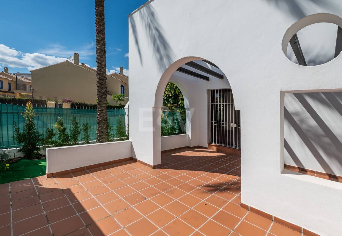 Lägenhet med stor terrass, steg från stranden och Puerto Banus