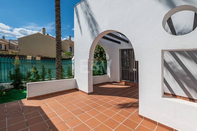 Lägenhet med stor terrass, steg från stranden och Puerto Banus