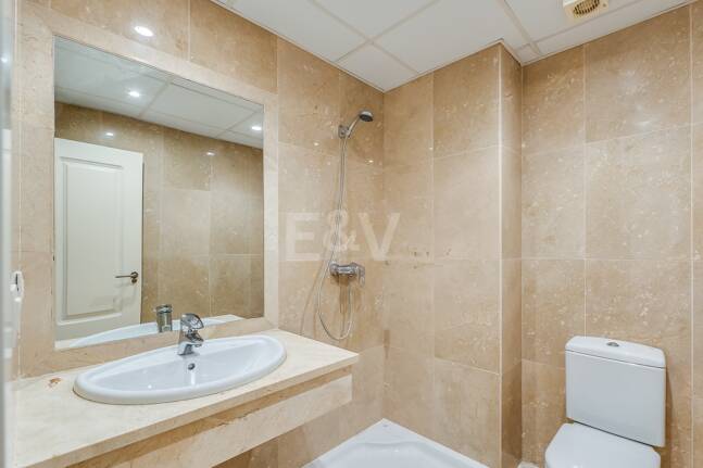 Lägenhet med stor terrass, steg från stranden och Puerto Banus