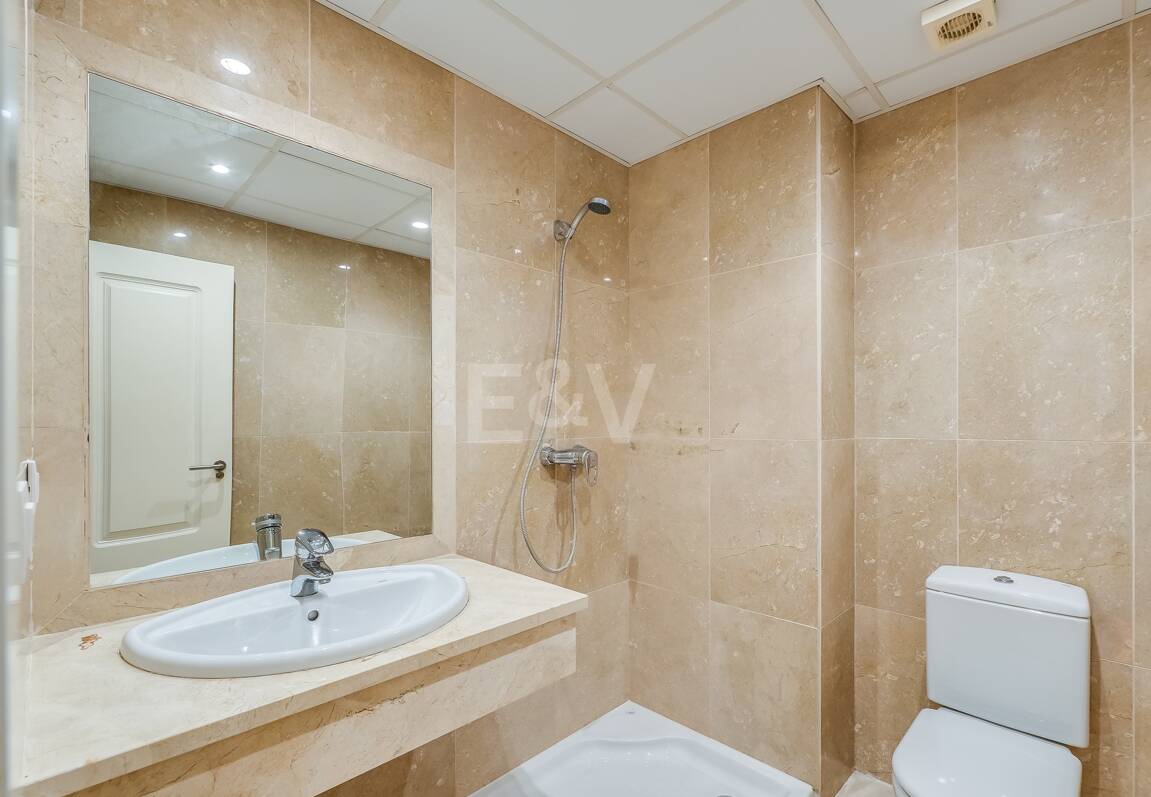 Lägenhet med stor terrass, steg från stranden och Puerto Banus