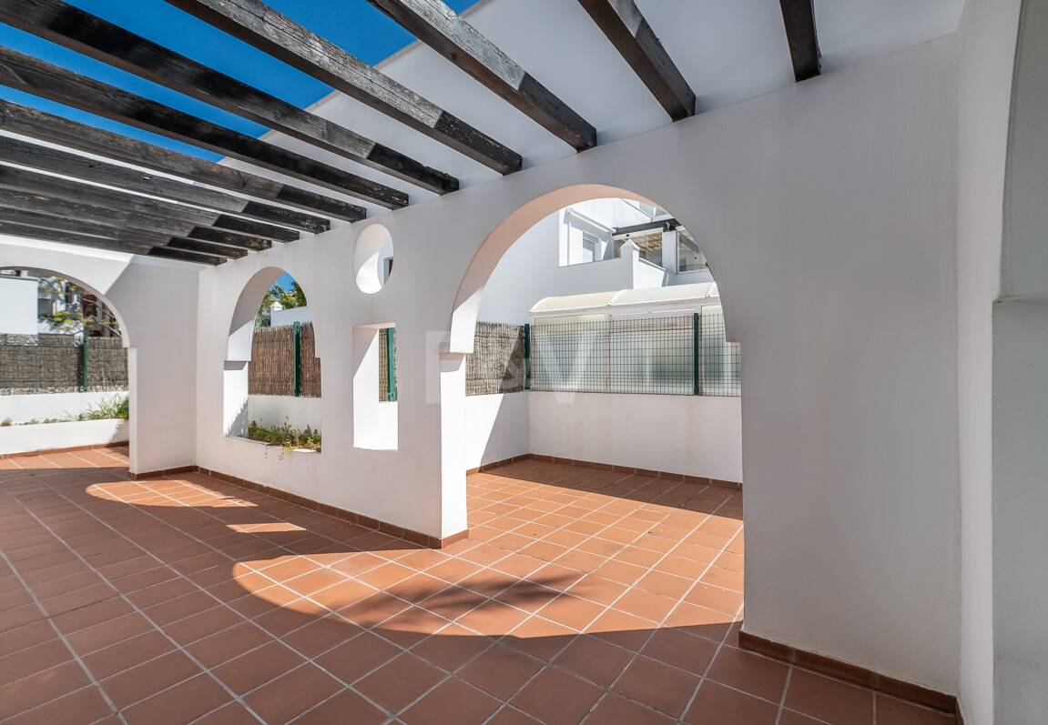 Lägenhet med stor terrass, steg från stranden och Puerto Banus