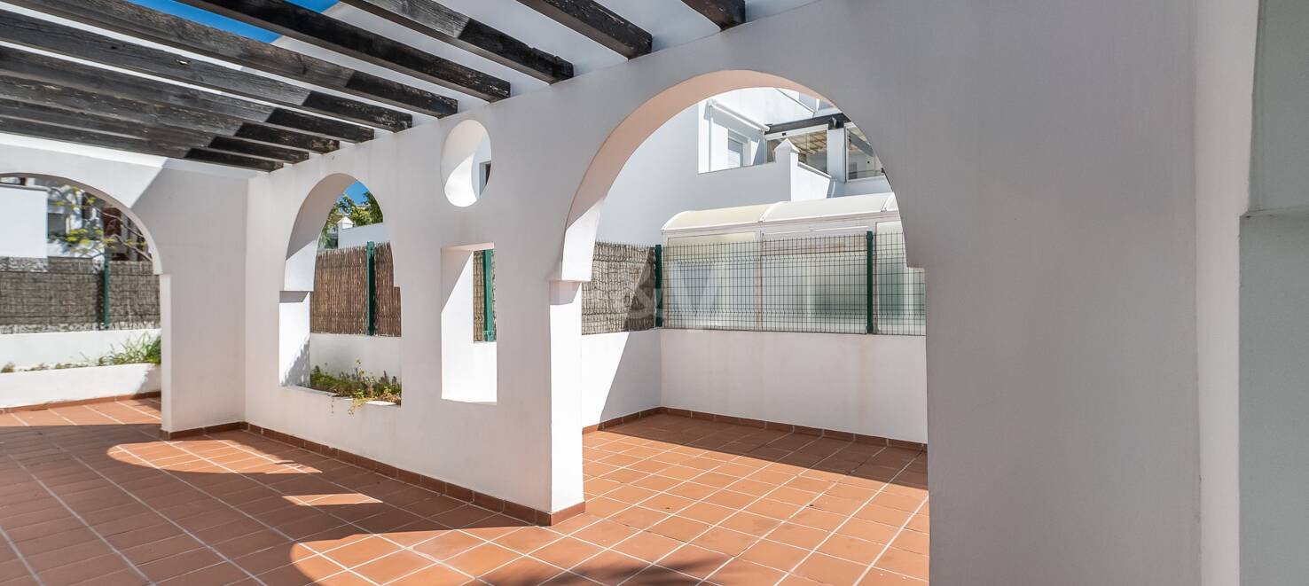 Lägenhet med stor terrass, steg från stranden och Puerto Banus