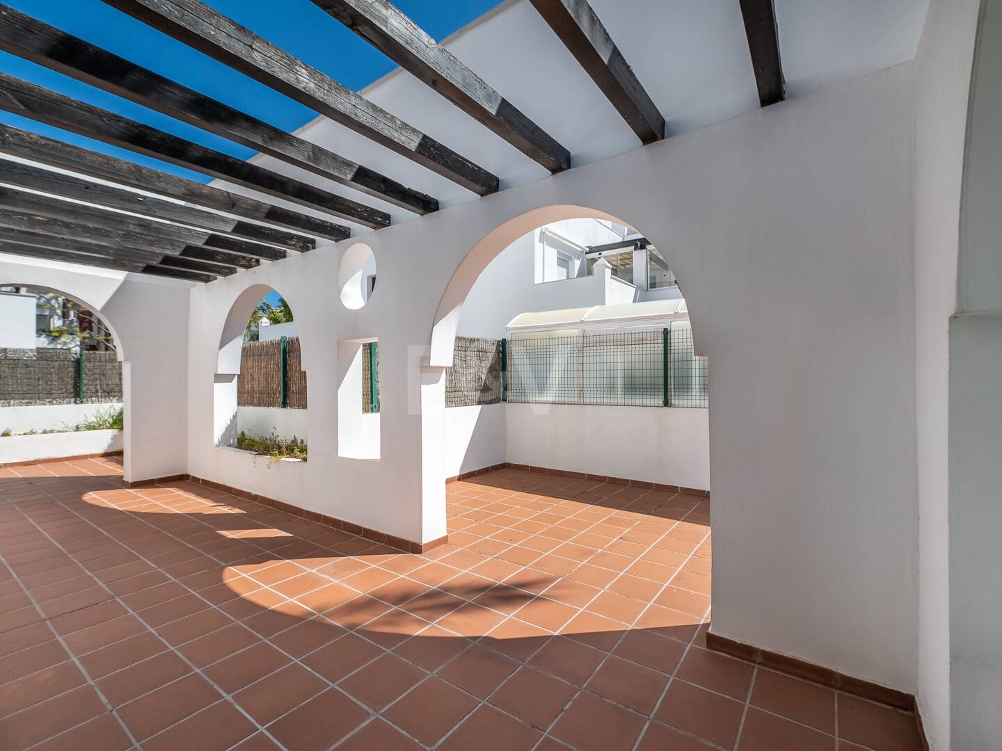 Lägenhet med stor terrass, steg från stranden och Puerto Banus