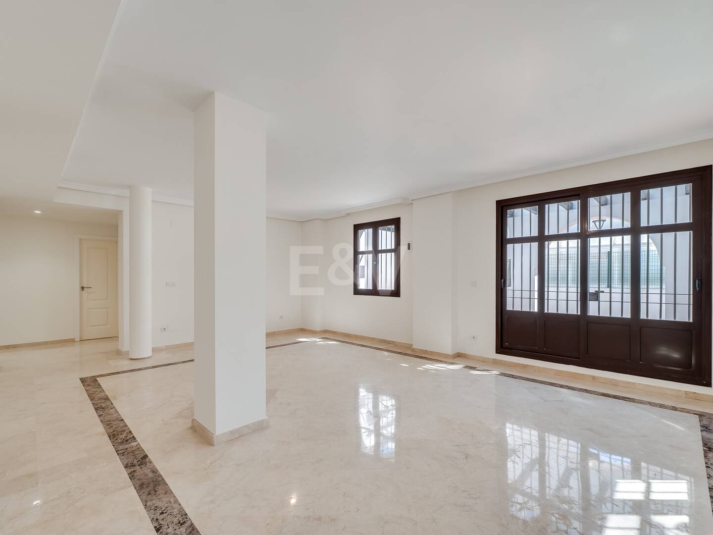 Bajo con Gran Terraza a Pasos de la Playa y Puerto Banús