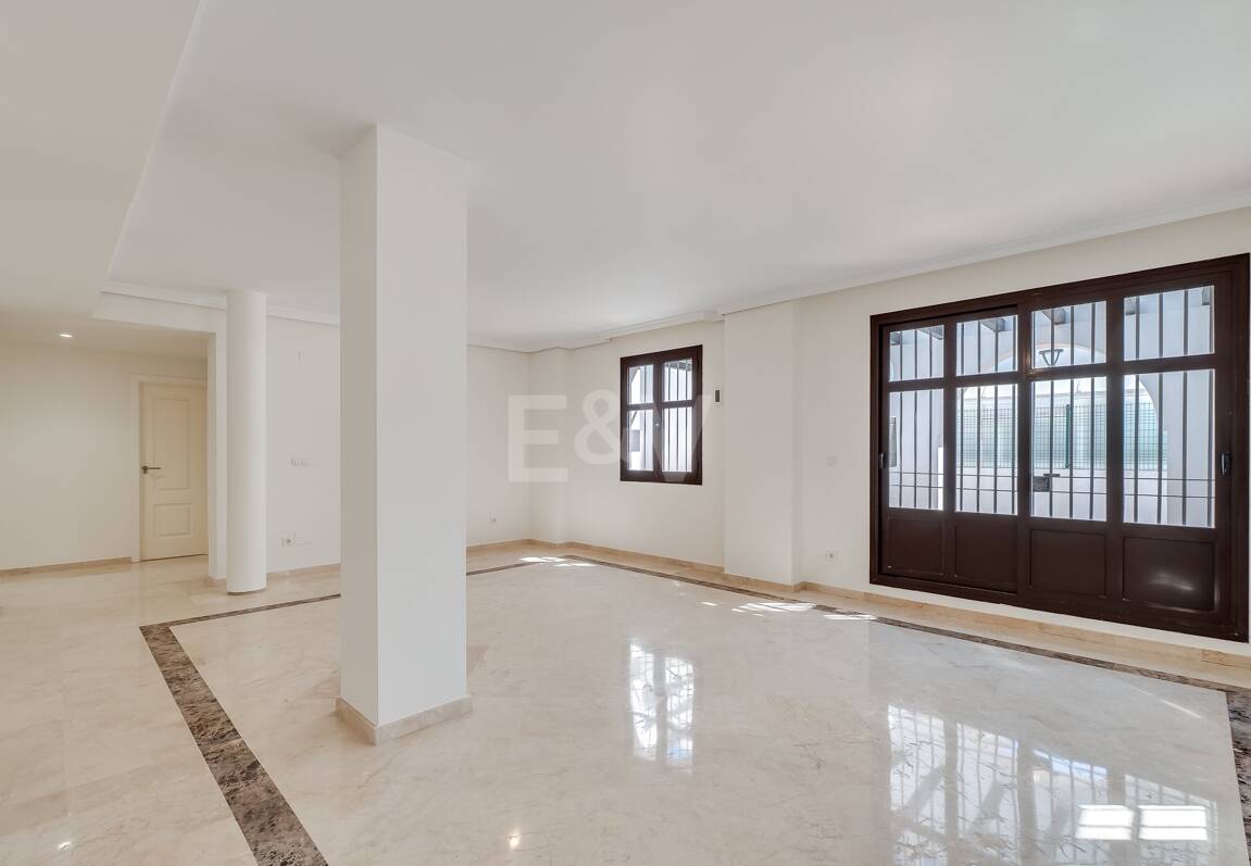 Lägenhet med stor terrass, steg från stranden och Puerto Banus