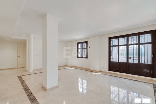 Lägenhet med stor terrass, steg från stranden och Puerto Banus