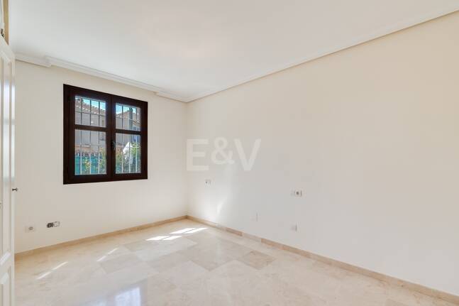 Lägenhet med stor terrass, steg från stranden och Puerto Banus