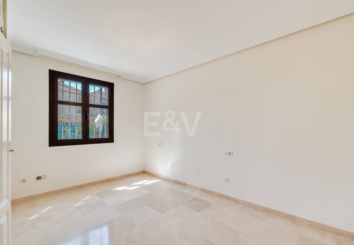 Lägenhet med stor terrass, steg från stranden och Puerto Banus