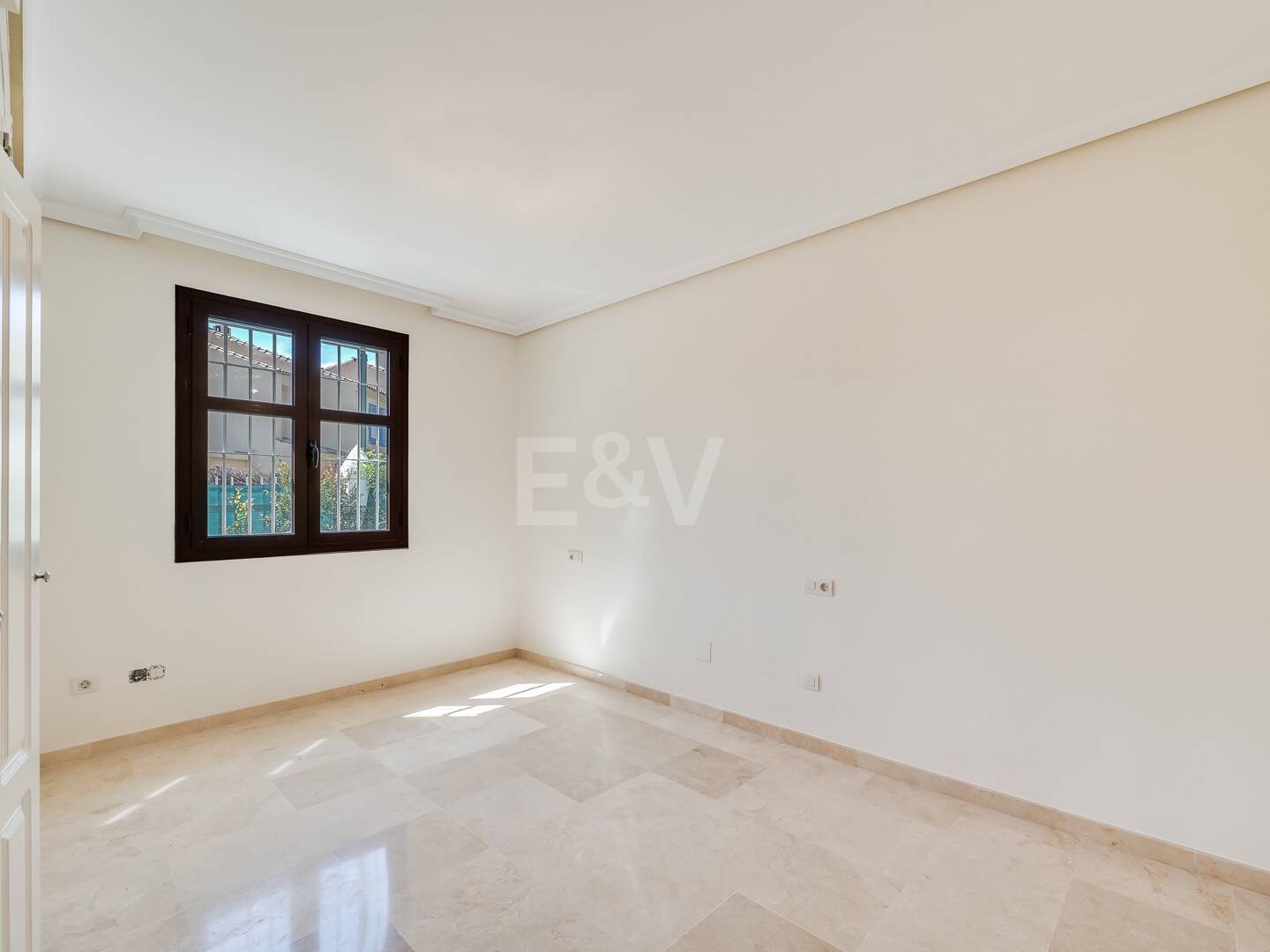 Lägenhet med stor terrass, steg från stranden och Puerto Banus