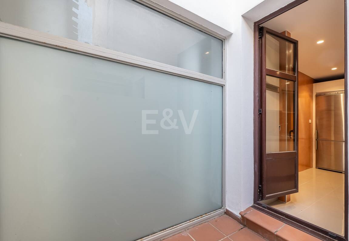 Lägenhet med stor terrass, steg från stranden och Puerto Banus