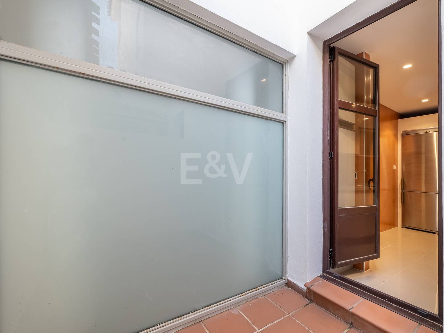 Lägenhet med stor terrass, steg från stranden och Puerto Banus