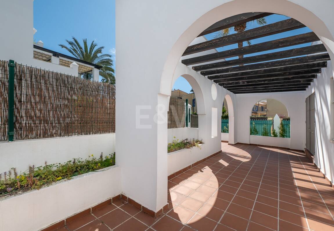 Lägenhet med stor terrass, steg från stranden och Puerto Banus