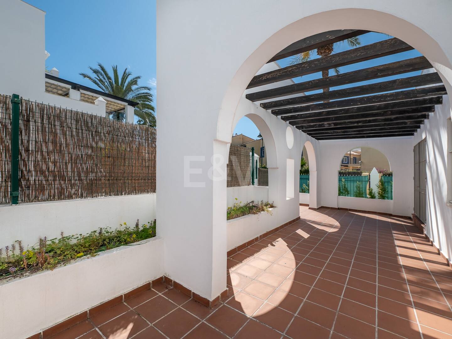 Bajo con Gran Terraza a Pasos de la Playa y Puerto Banús