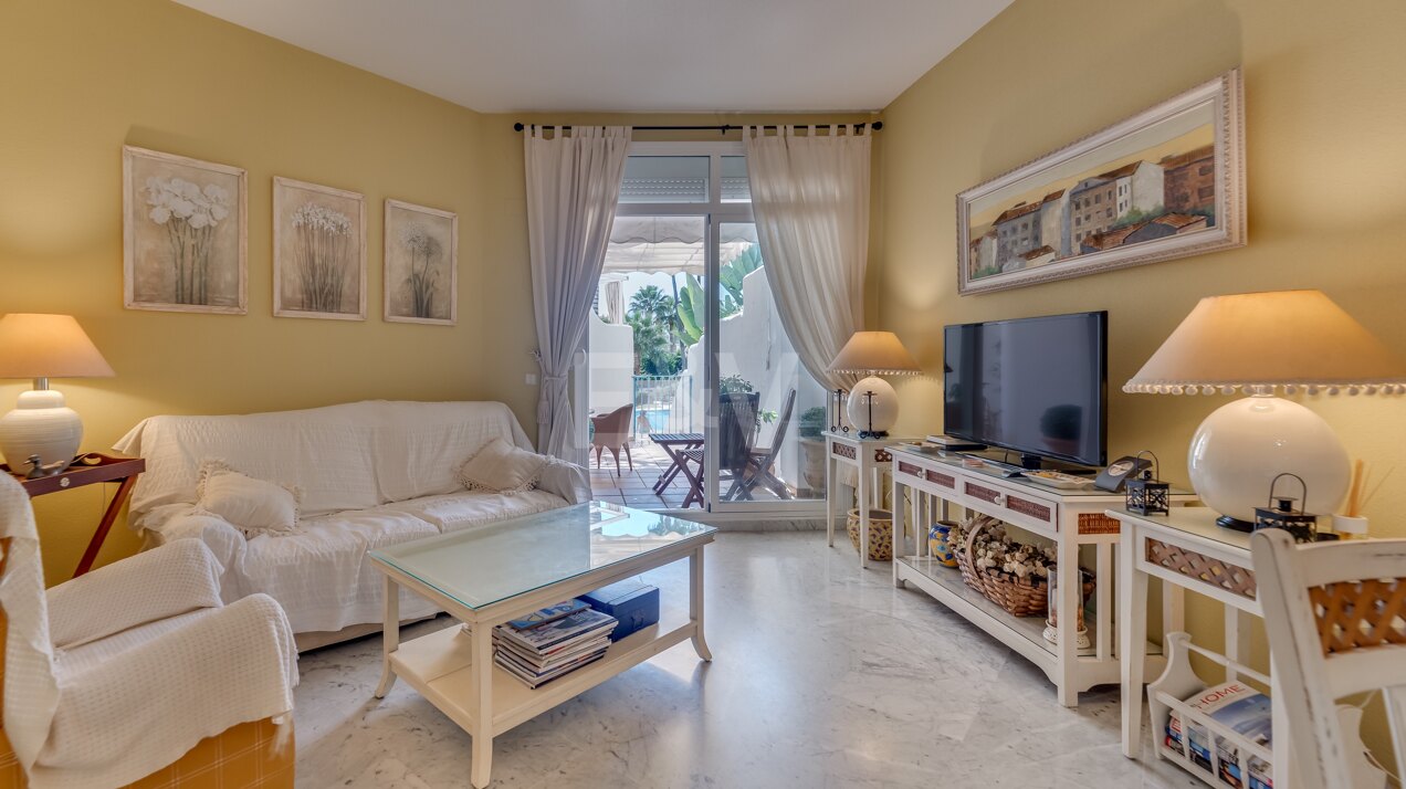 Elegante apartamento en Marbella Real con acceso directo a la piscina