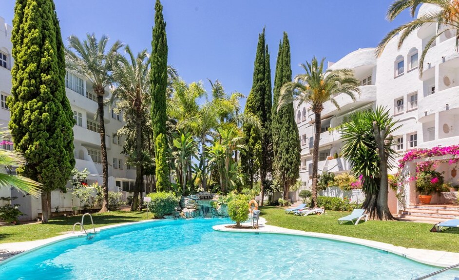 Elegant apartment in Marbella Real with direct pool access