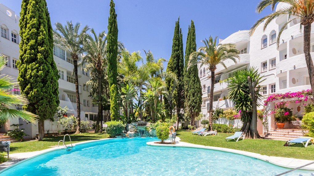 Elegante apartamento en Marbella Real con acceso directo a la piscina