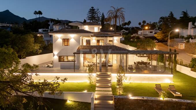 Luxuriöse Villa im Boho-Chic-Stil in Strandnähe an der Goldenen Meile