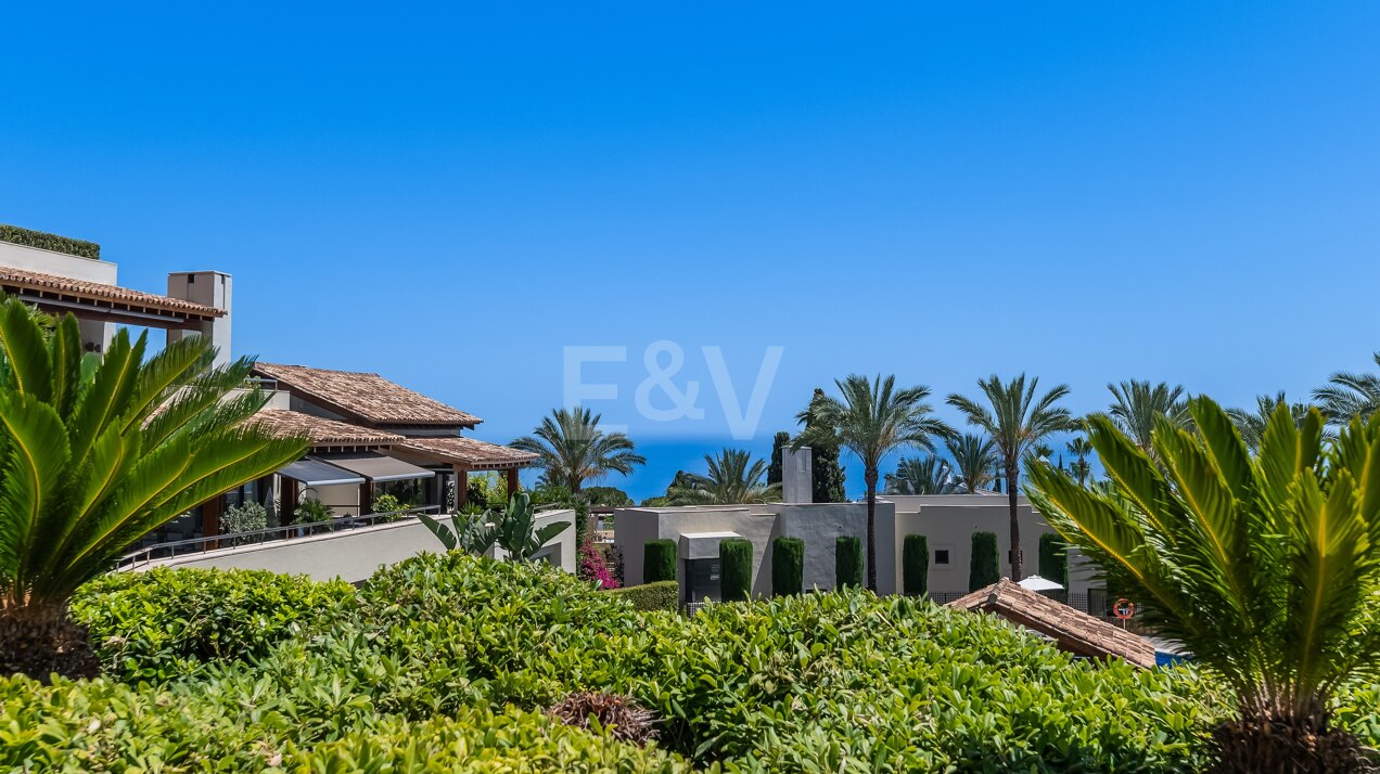 Sophisticated Luxury Apartment in Imara with Private Garden and Sea Views