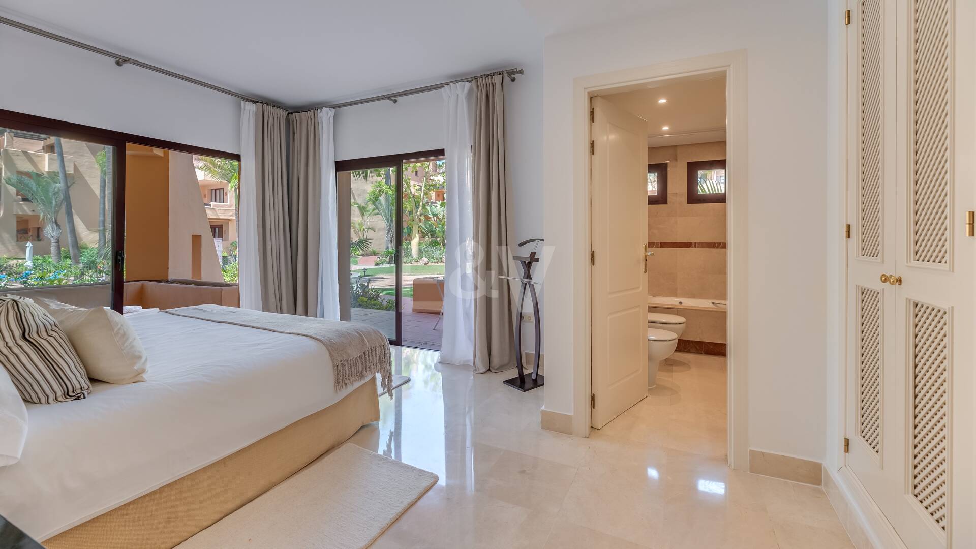 Erdgeschosswohnung in Erster Reihe am Strand von San Pedro