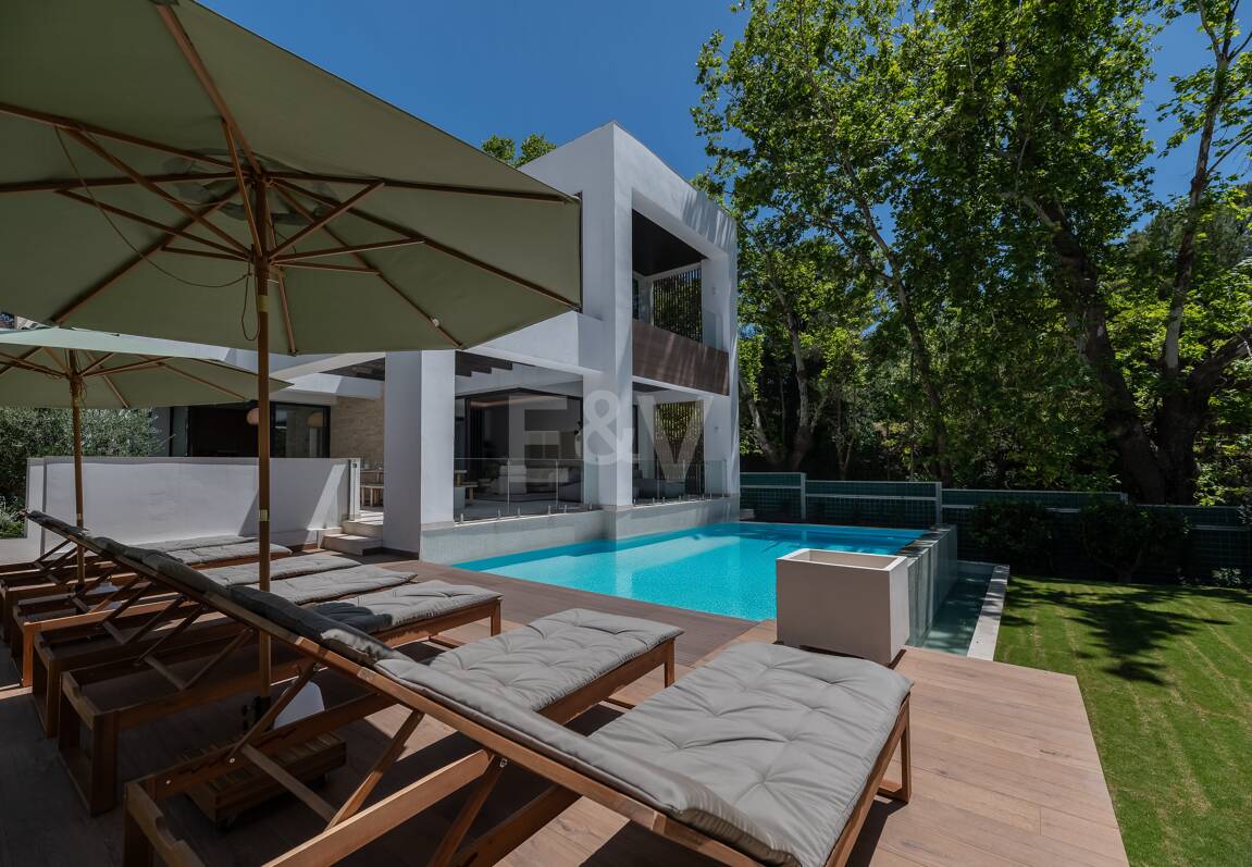 Villa luxueuse de 5 chambres située à La Fuente, une oasis verte idyllique sur le Golden Mile de Marbella.