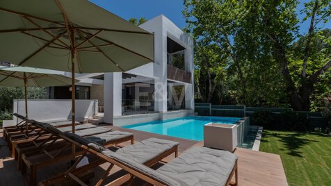 Lujosa villa de 5 dormitorios situada en La Fuente, un idílico oasis verde en la Milla de Oro de Marbella.