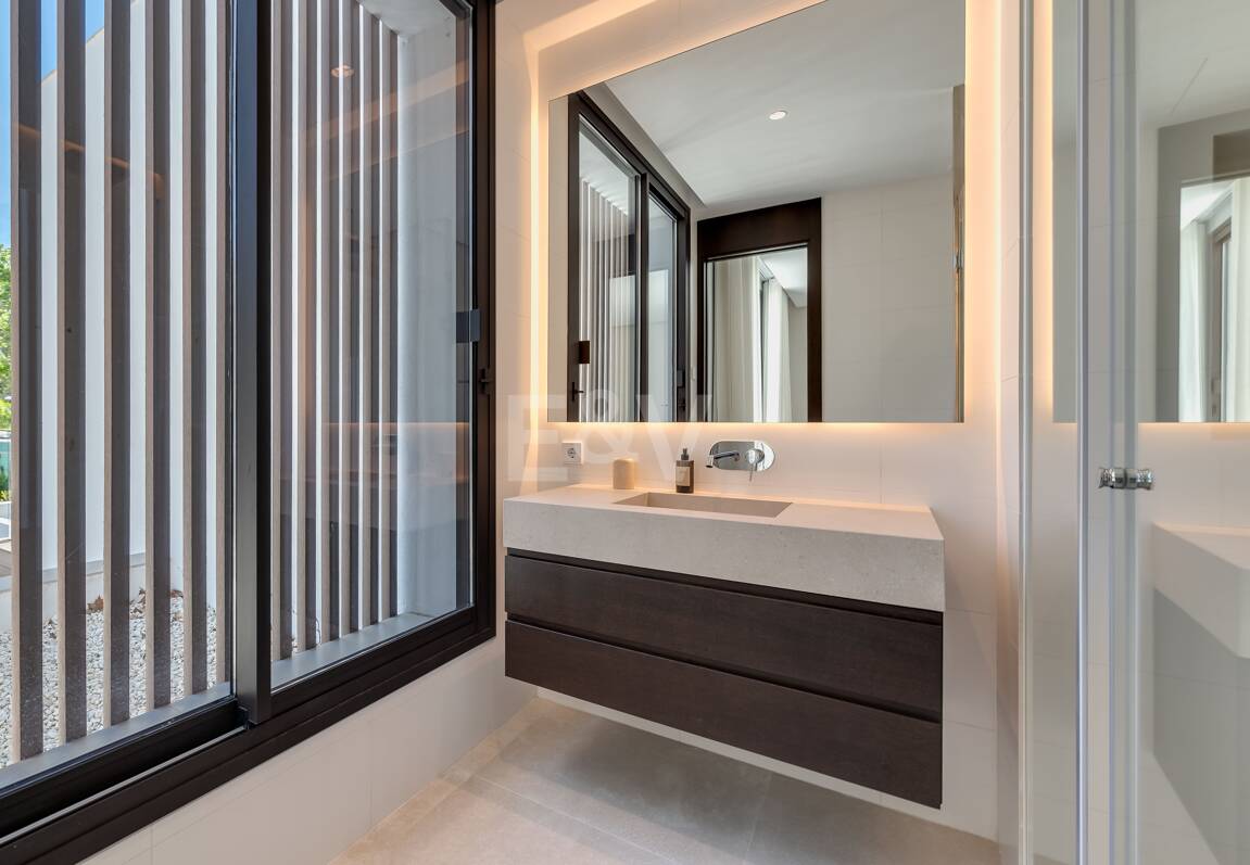 Villa luxueuse de 5 chambres située à La Fuente, une oasis verte idyllique sur le Golden Mile de Marbella.