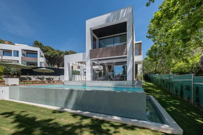 Villa luxueuse de 5 chambres située à La Fuente, une oasis verte idyllique sur le Golden Mile de Marbella.