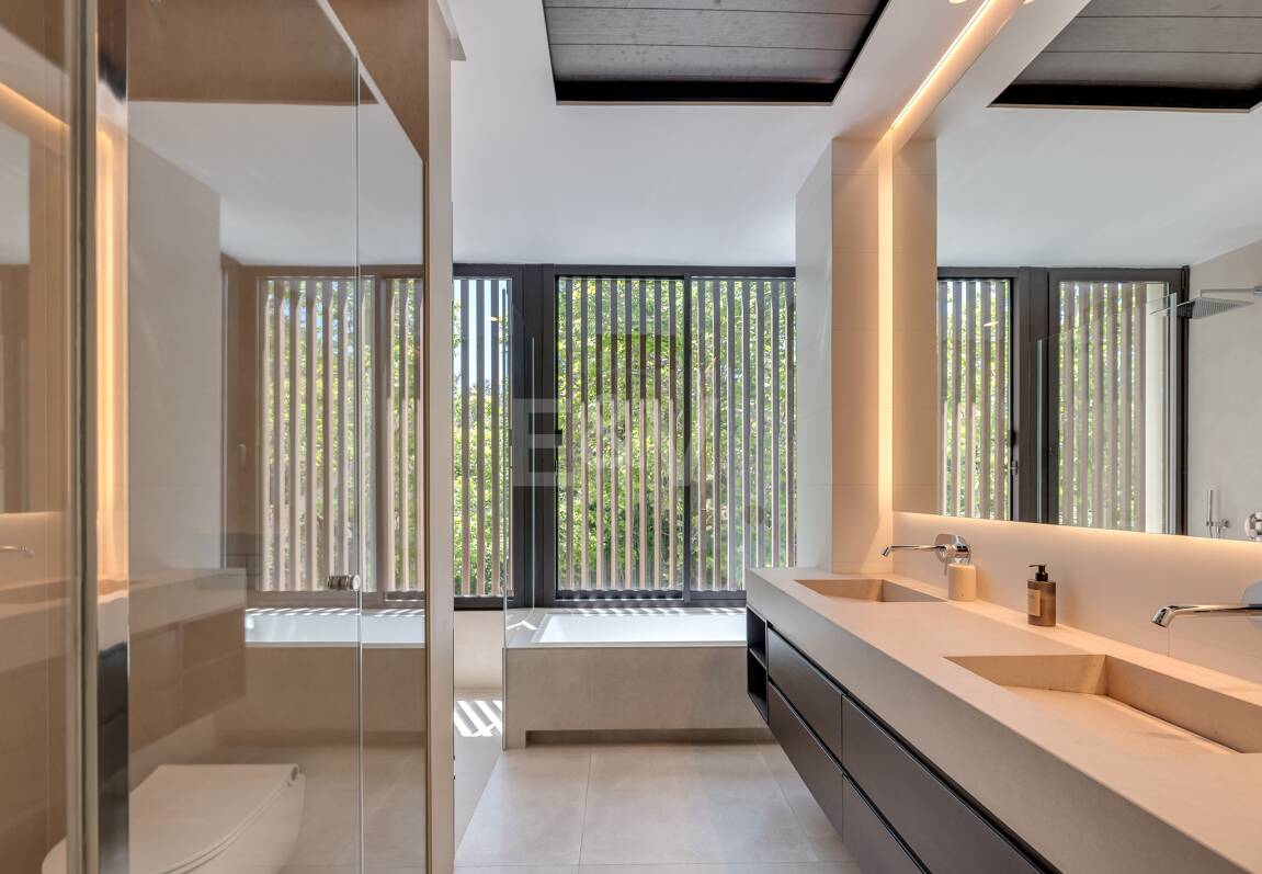 Villa luxueuse de 5 chambres située à La Fuente, une oasis verte idyllique sur le Golden Mile de Marbella.