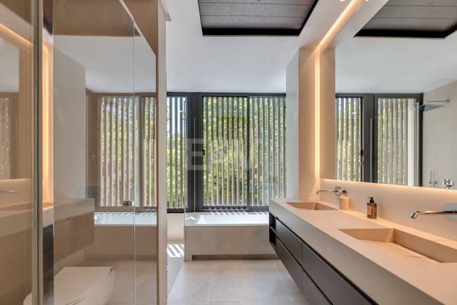 Villa luxueuse de 5 chambres située à La Fuente, une oasis verte idyllique sur le Golden Mile de Marbella.