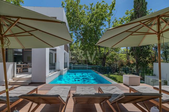 Villa luxueuse de 5 chambres située à La Fuente, une oasis verte idyllique sur le Golden Mile de Marbella.