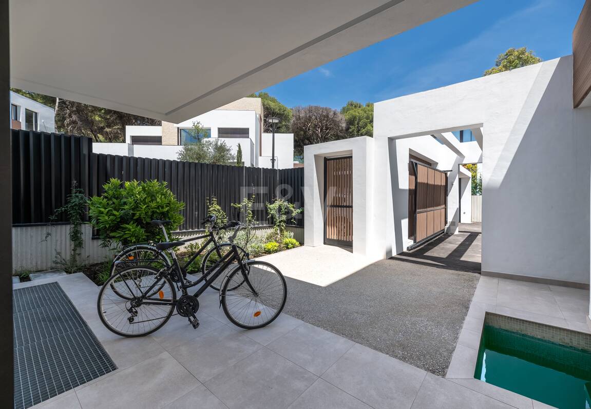 Villa luxueuse de 5 chambres située à La Fuente, une oasis verte idyllique sur le Golden Mile de Marbella.