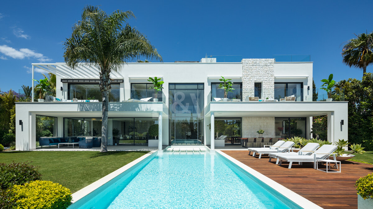 Villa premiada en Marbesa con impresionantes vistas al mar y a la montaña